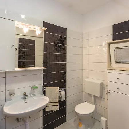 Three-bedroom In Komarna 公寓