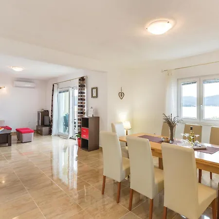 Three-bedroom In Komarna 公寓 *