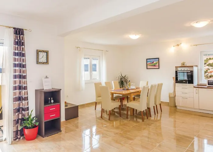 Three-bedroom In דירה קומרנה