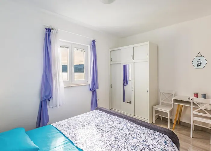 Three-bedroom In דירה קומרנה