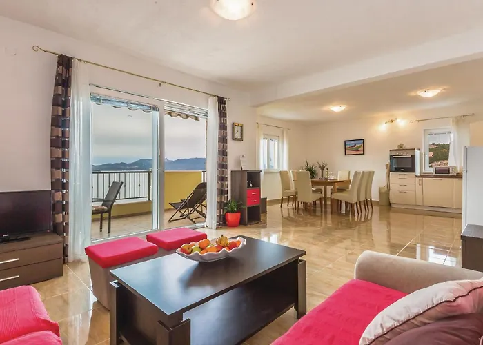 דירה Three-bedroom In קומרנה