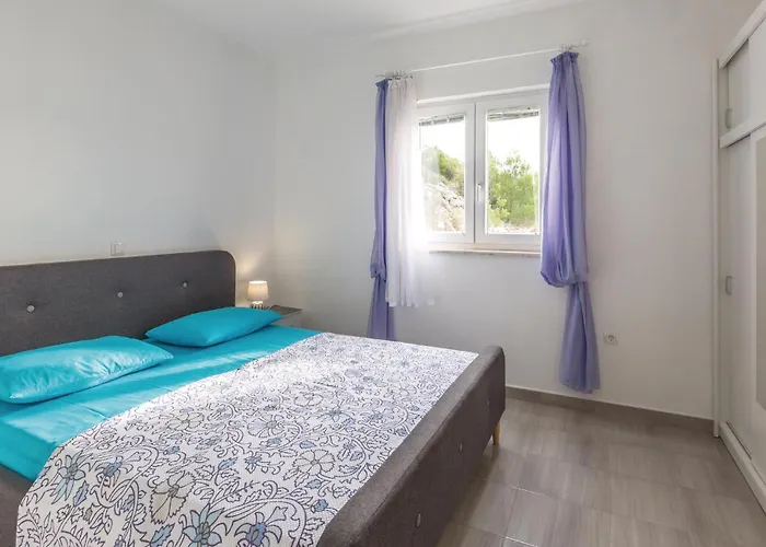Three-bedroom In דירה