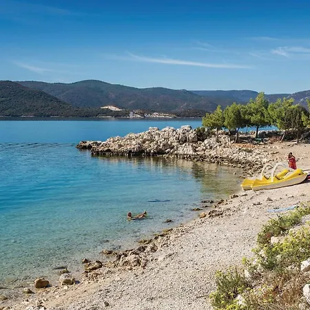 Three-bedroom In Komarna *