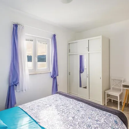 Lovely In Komarna With House Sea View Апартаменты Клек