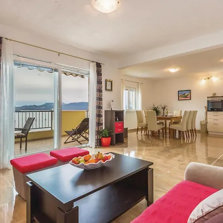 Апартаменты Lovely In Komarna With House Sea View Клек