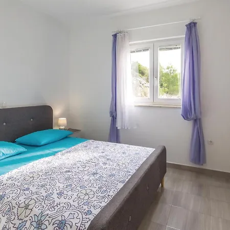 Lovely In Komarna With House Sea View Апартаменты