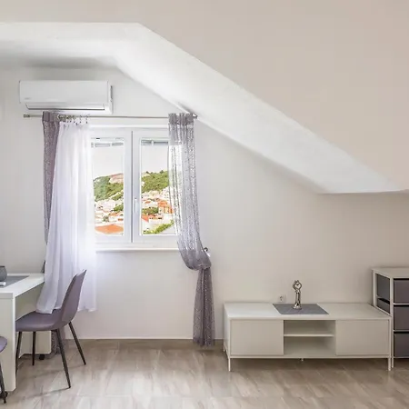 Апартаменты Lovely In Komarna With House Sea View