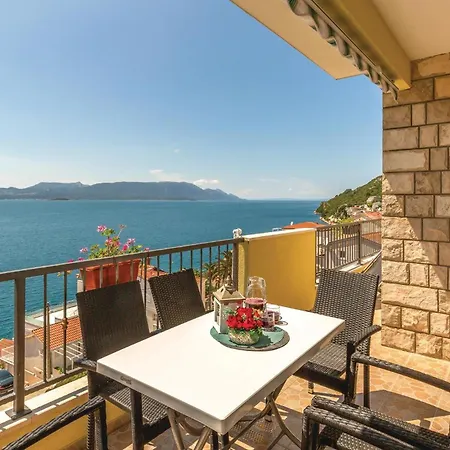 Three-bedroom In Komarna *