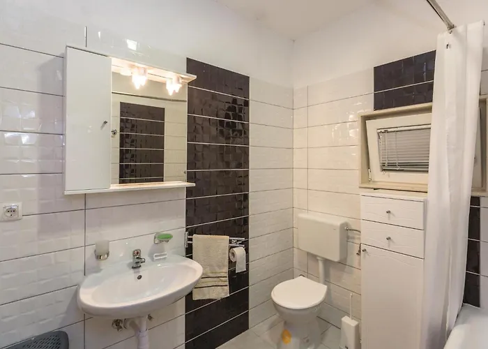 Three-bedroom In شقة