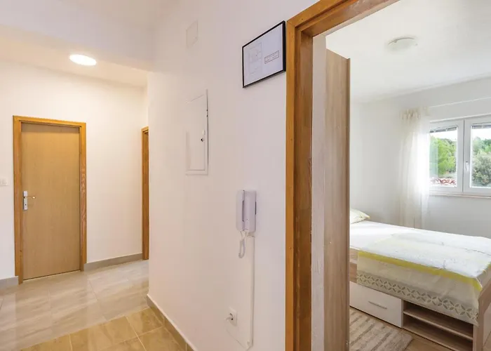 Three-bedroom In كومارنا